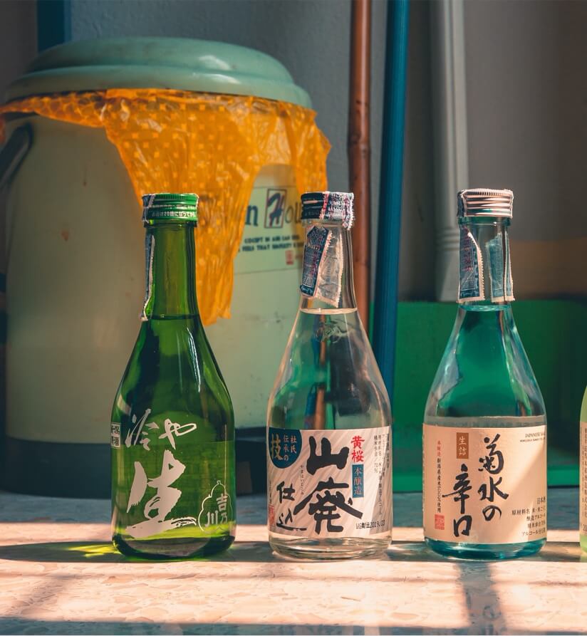 trois boissons japonaises dans des bouteilles