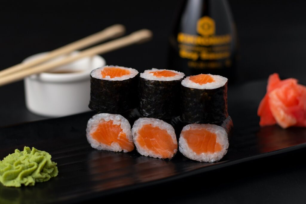 makis au saumon avec présentation et wasabi