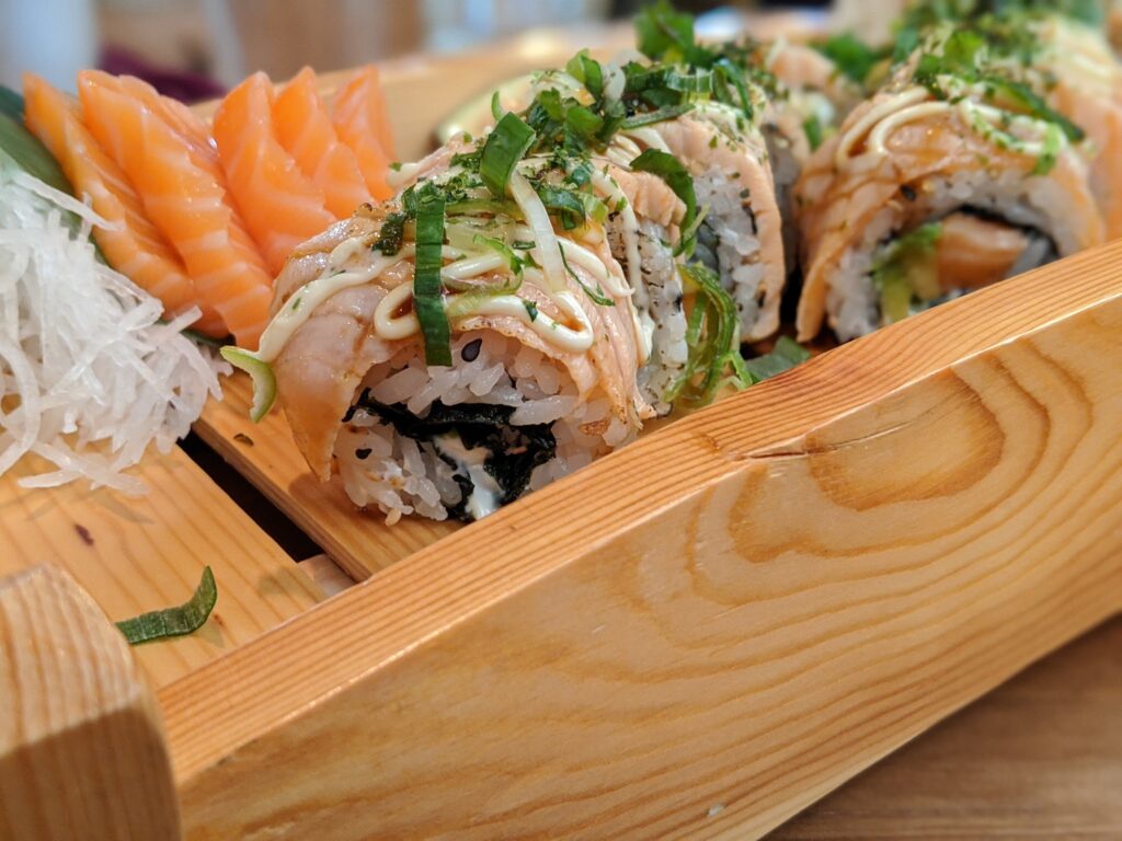 volcan roll en menu avec sashimi